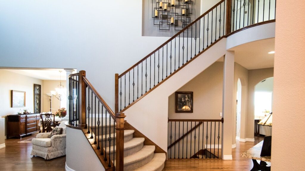 Escalier en bois et fer forgé dans l’entrée d’une maison