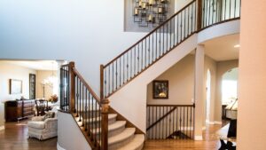 Escalier en bois et fer forgé dans l’entrée d’une maison