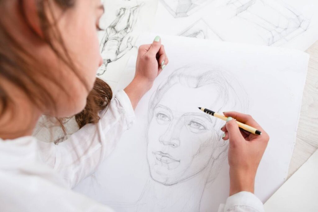 Dessinatrice réalisant un portrait au crayon